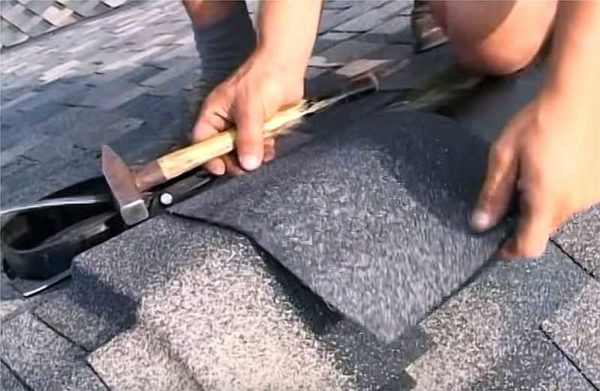 Installation de tuiles souples faîtières