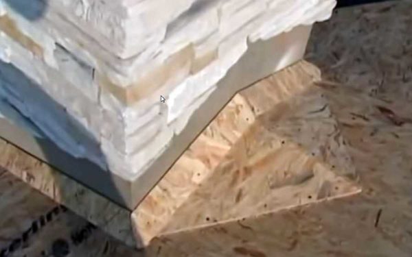 Une rainure, qui est installée derrière un large tuyau en brique