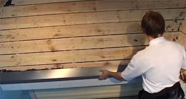 La barre d'égouttement est installée le long du surplomb du toit