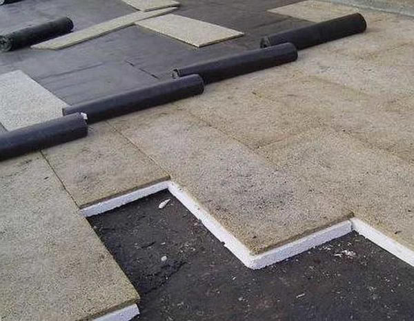 La base du toit soudé peut être constituée de nattes rigides de laine minérale ou de mousse de polystyrène haute densité