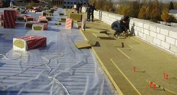 La pose d'isolation thermique en plusieurs couches se produit avec un décalage des coutures