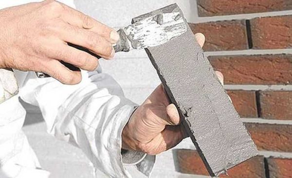 La colle est appliquée sur les carreaux