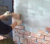 Il est pratique de maintenir les joints entre les carreaux à l'aide de morceaux de cloison sèche