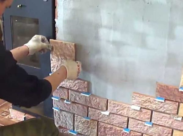 Il est pratique de maintenir les joints entre les carreaux à l'aide de morceaux de cloison sèche