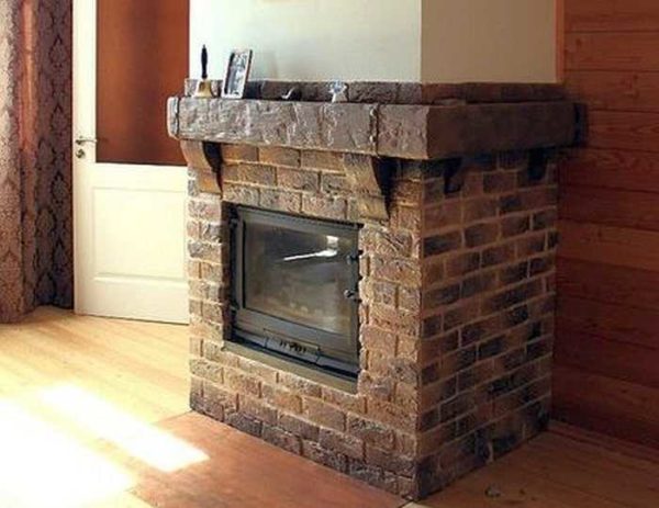 Terre cuite en combinaison avec une étagère en bois qui répète le relief des carreaux
