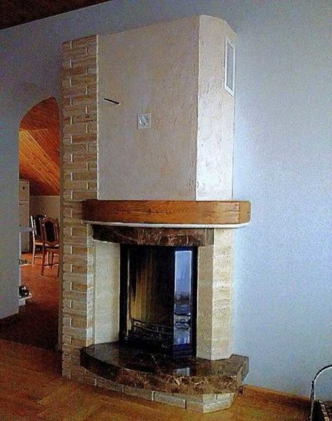 Combinaison de plâtre et de carreaux