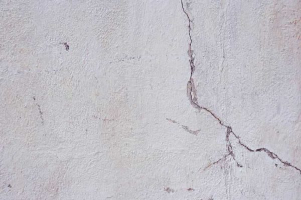 La fissure est d'abord brodée, puis apprêtée puis recouverte de mastic