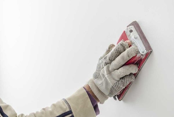 Chaque couche de mastic appliquée est nivelée avec du papier de verre ou un filet