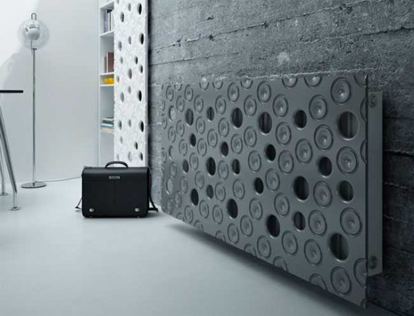 Le panneau décoratif qui recouvre le radiateur lui-même ressemble à une œuvre d'un sculpteur d'avant-garde