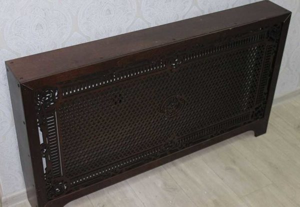 Le dessus de la batterie est recouvert d'une solide couche de bois sans trous