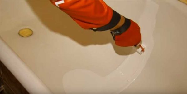 Un peu de terre ou d'émail est versé dans le fond de la salle de bain, roulez-le sur la surface