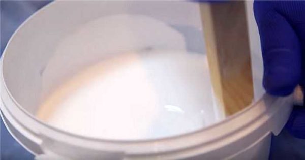 Remuer l'acrylique liquide avec un bâton