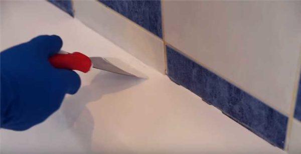 On corrige le mur avec une spatule