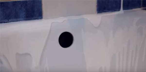 Versez la deuxième portion un peu plus haut que l'endroit où l'ancien couvercle de bain est visible