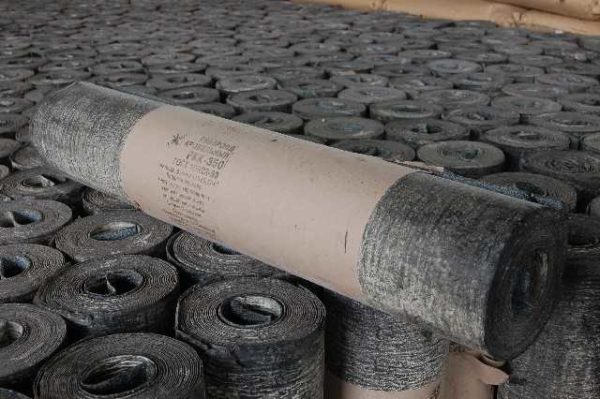 Le matériau de toiture est fabriqué à base de carton de construction