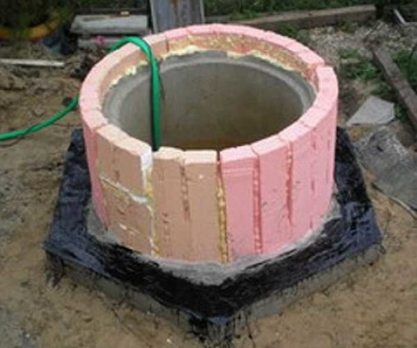 Isoler une fosse septique des anneaux de béton au niveau de gel du sol avec une petite marge (+20 cm)