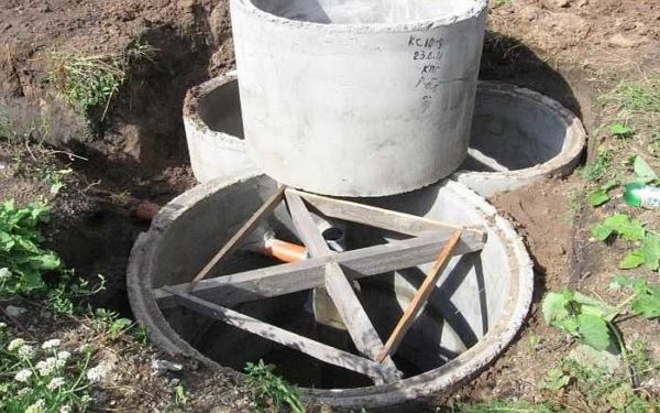 Fosse septique compacte en anneaux de béton