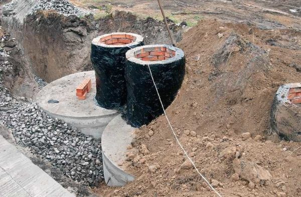 Cols de briques pour fosse septique en anneaux de béton
