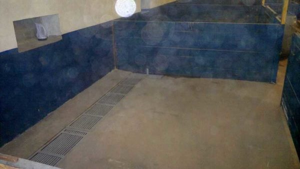 Pour un nettoyage pratique, le plancher à lattes peut être fabriqué en un seul endroit