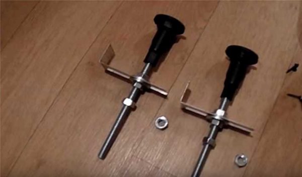 Assemblage des pieds côté écran