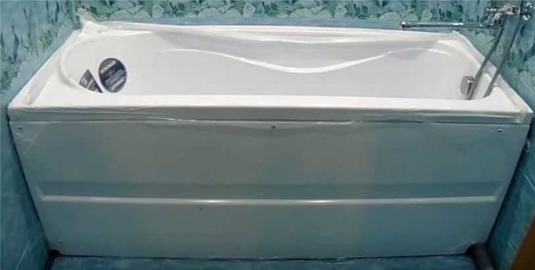 L'installation à faire soi-même d'une baignoire en acrylique est terminée