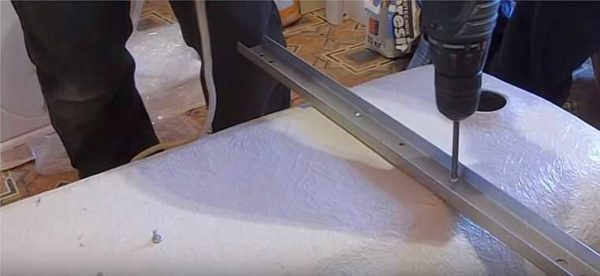 Installation à faire soi-même d'une baignoire en acrylique sur pieds: fixez les bandes