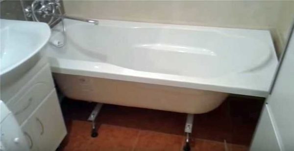 L'installation d'une baignoire acrylique sur pieds est terminée