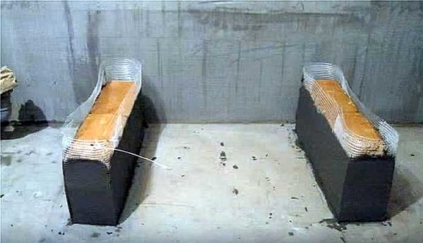 Plâtrer une base de brique pour un bain acrylique