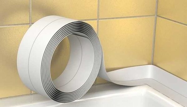 Vous pouvez sceller le joint entre la baignoire en acrylique et le mur avec un ruban spécial.
