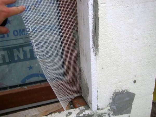 L'isolation de la façade avec de la mousse commence par les pentes