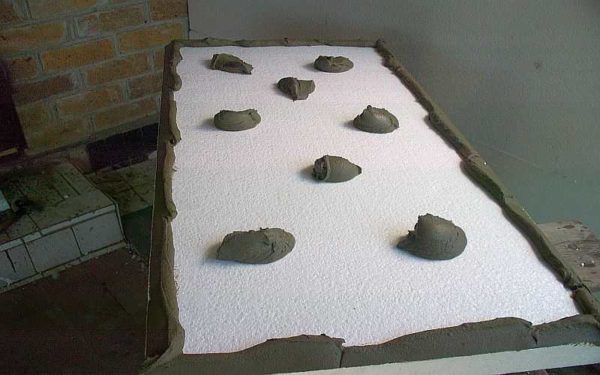 Appliquez de la colle comme celle-ci, mais uniquement sur les murs, pas sur la mousse