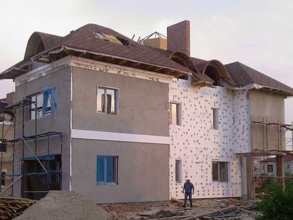 Divisez la maison en sections avec différentes étapes de travail