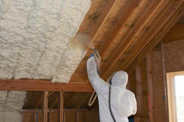 Appliqué avec de la mousse de polyuréthane sur des surfaces sèches et sans graisse