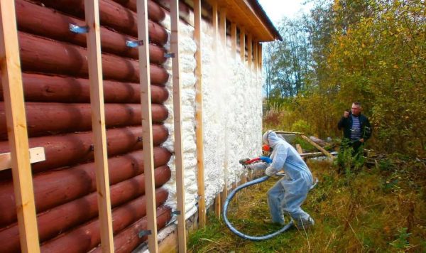 L'isolation thermique des murs en bois avec de la mousse de polyuréthane ne posera pas de problèmes - ils ont la même conductivité thermique