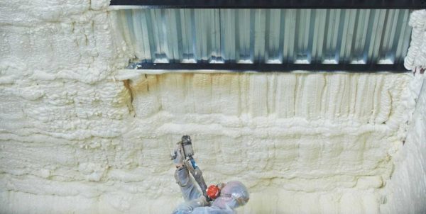 L'isolation thermique pulvérisée peut être appliquée sur n'importe quelle surface et le toit peut être isolé de l'intérieur