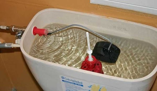 En pliant le levier à flotteur, nous modifions le niveau d'eau dans le réservoir de vidange