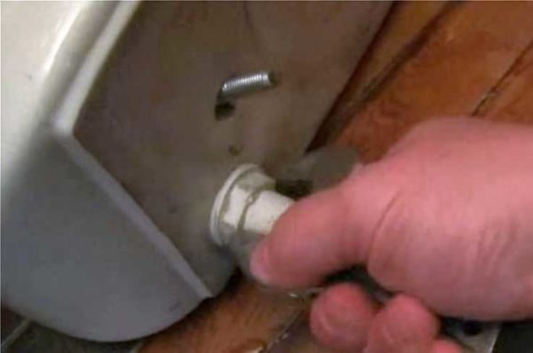Écrou de retenue du mécanisme d'alimentation en eau