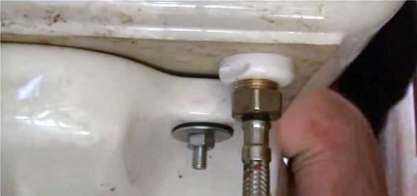 Nous connectons l'eau à la citerne des toilettes