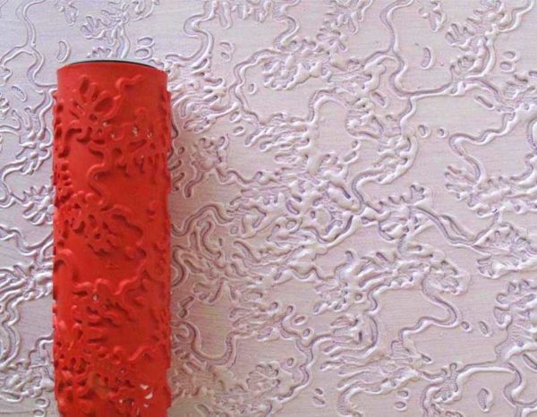 Une manière simple - rouler avec un rouleau avec un motif formé dessus