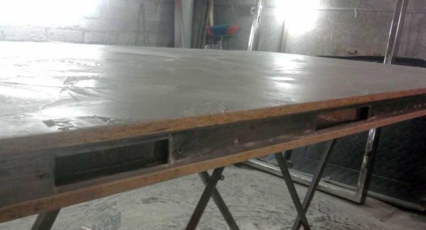 La surface doit être plane et lisse