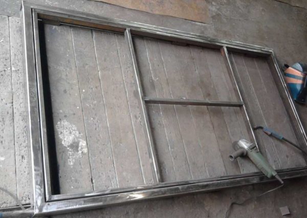 Boîte et cadre d'une porte en métal fait maison