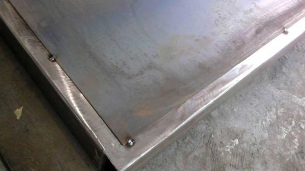 Nous attrapons la feuille au cadre de la porte