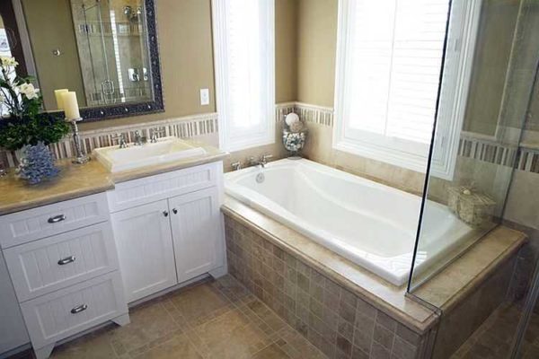 Un exemple de pare-baignoire à large rebord