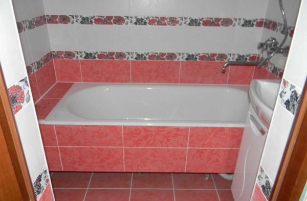L'écran sous la baignoire peut être fait non au sol