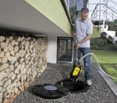 Une pompe fécale pour les eaux usées diffère d'une pompe de drainage en ce qu'elle peut pomper des milieux visqueux avec des particules solides assez grosses