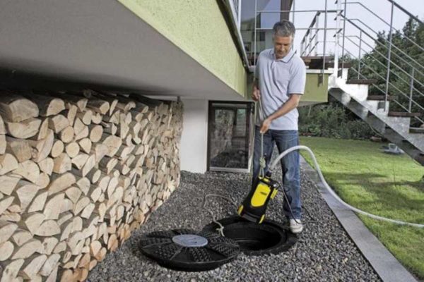 Une pompe fécale pour les eaux usées diffère d'une pompe de drainage en ce qu'elle peut pomper des milieux visqueux avec des particules solides assez grosses