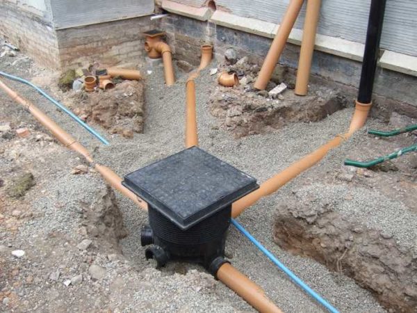 Lors de l'installation d'égouts pluviaux près de la maison, il est préférable d'utiliser des tuyaux en plastique à usage externe.
