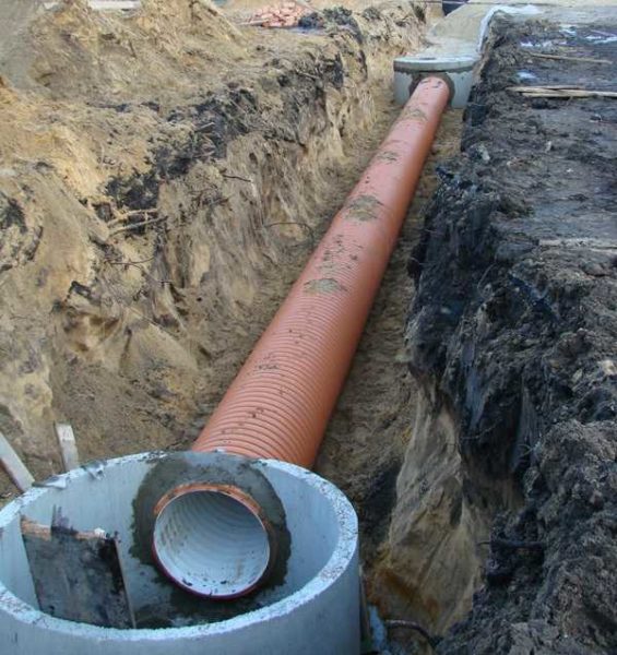 Sur les sections étendues, des points de révision sont nécessaires - pour éliminer les éventuels blocages dans les tuyaux