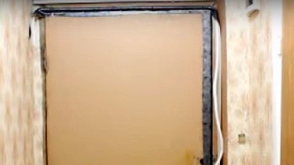 Le rouleau est formé immédiatement, prêt à l'emploi, attaché le long du périmètre de la toile