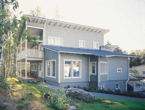 Cette maison existe. les toits en pente sont particulièrement bons dans les zones avec une différence de hauteur